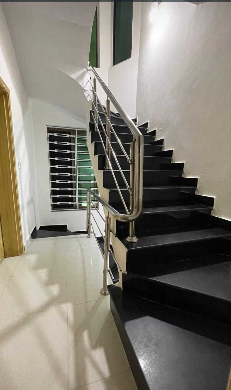 scaled_1000398720